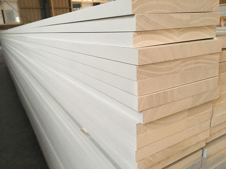 papan pinus bersama jari